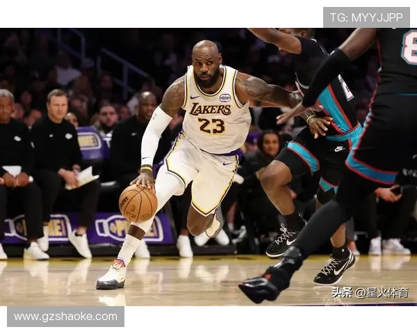 NBA全明星赛爆冷门詹姆斯带队逆转小牛获胜震惊球迷 - 副本 (2) - 副本